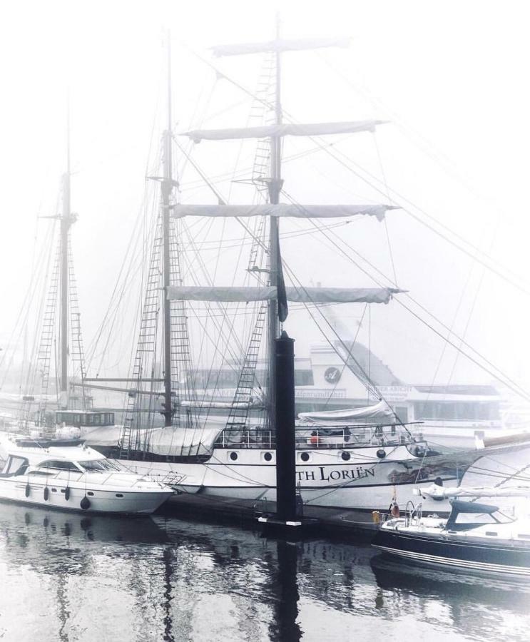 Segelschiff Loth Lorien Hotel Hamburg Exterior foto