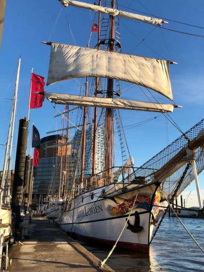 Segelschiff Loth Lorien Hotel Hamburg Exterior foto